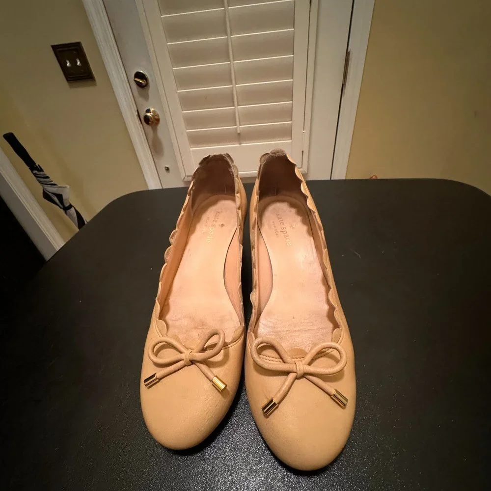 Kate Spade size 7.5 leather pumps Yasmin leather scalloped block heel pumps nude